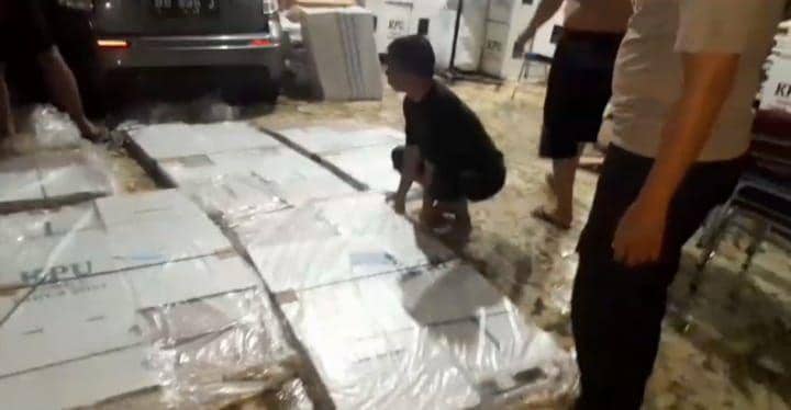 Ratusan kotak suara Pemilu 2024 di gedung logistik KPU Selayar rusak terendam banjir, Rabu (10/1/2024)/Istimewa