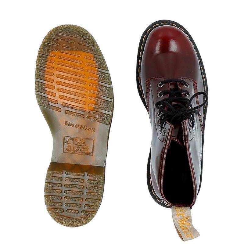 ilustrasi sepatu Dr Martens (lineashoes.com)