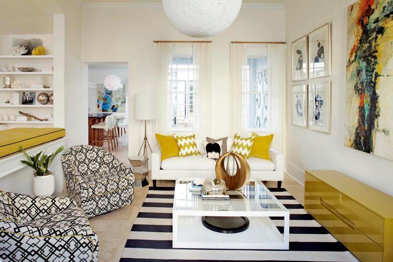 Ruang tamu tema coastal dengan berbagai pola dekorasi (hgtv.com)