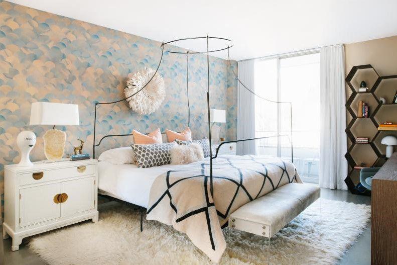 Kamar tidur dengan dekorasi berbagai pola (hgtv.com)