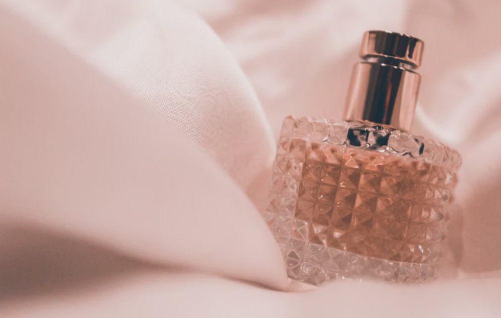 5 Rekomendasi Parfum Mawar, Wanginya Enak!