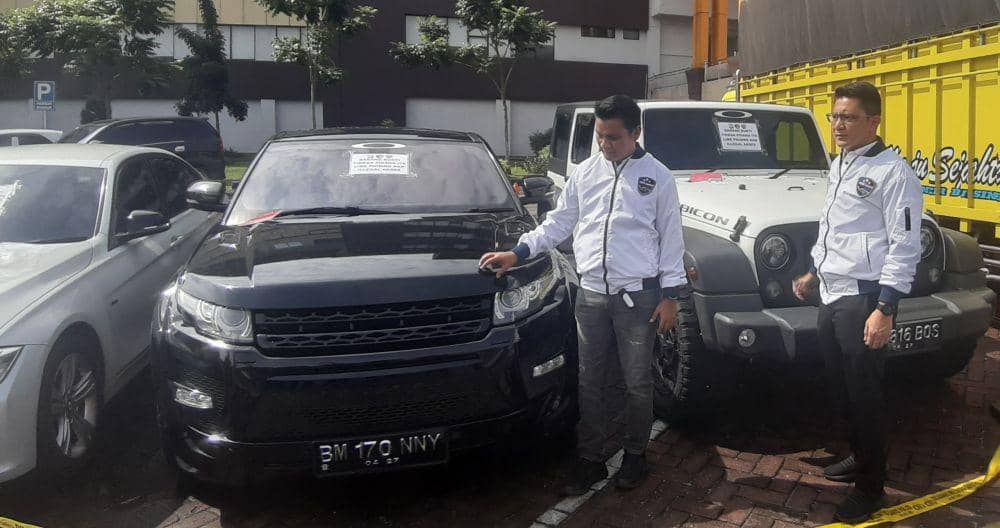 Sejumlah barang bukti 3 unit mobil mewah yang disita polisi dari tersangka phising dan ilegal akses Crypto (IDN Times/ Fanny Rizano)