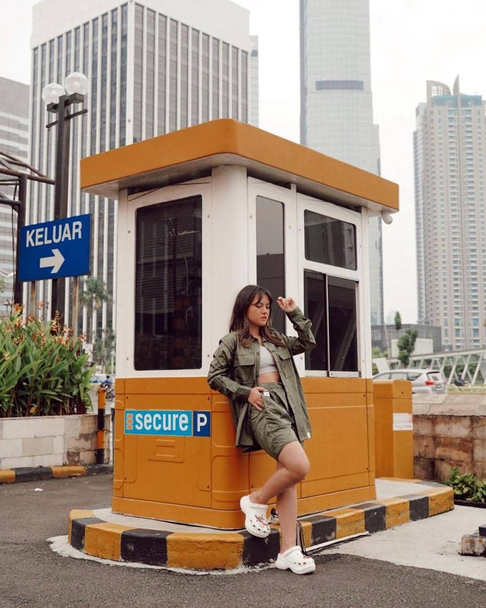 OOTD pakai short pants ala Marsha Aruan (instagram.com/aruanmarsha)