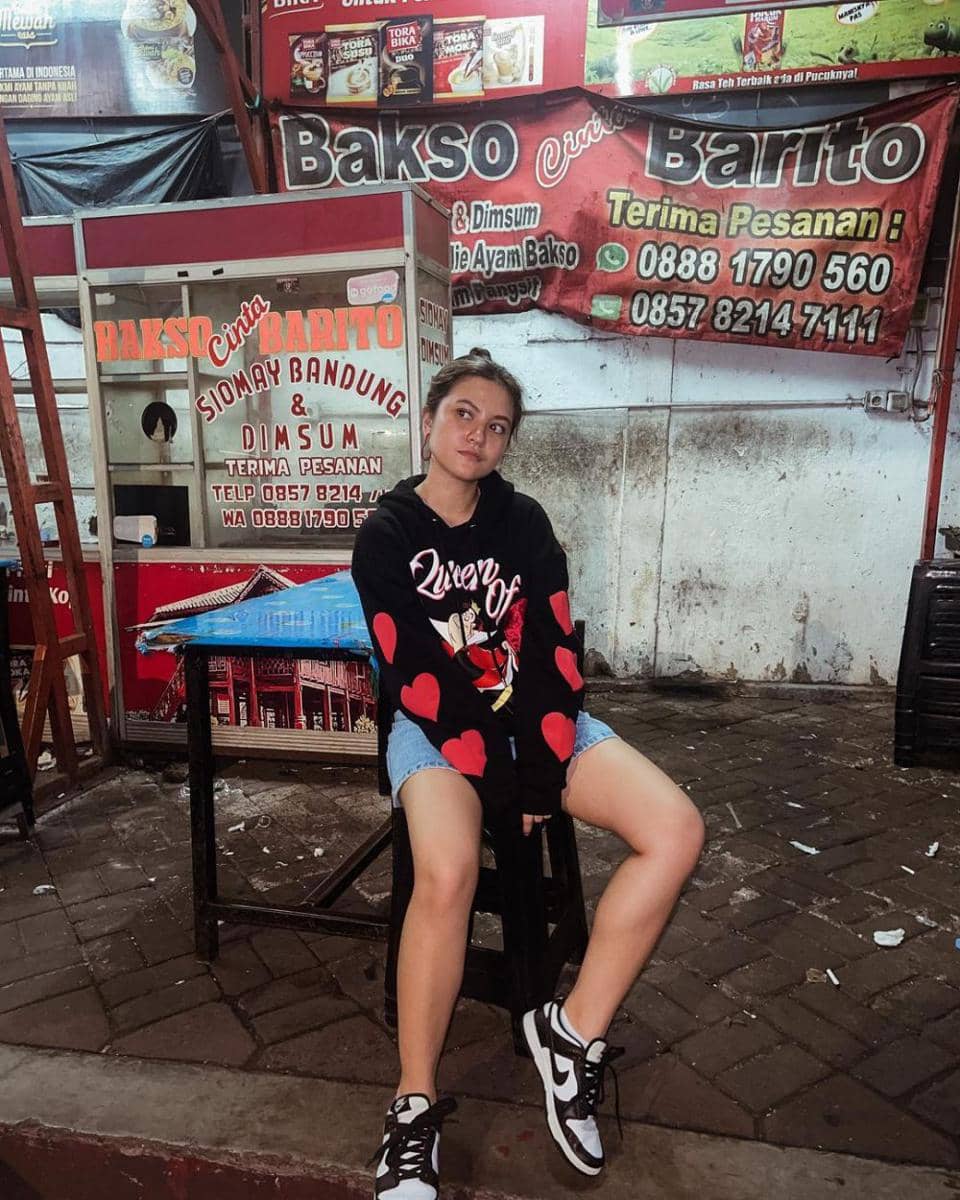 OOTD pakai short pants ala Marsha Aruan (instagram.com/aruanmarsha)