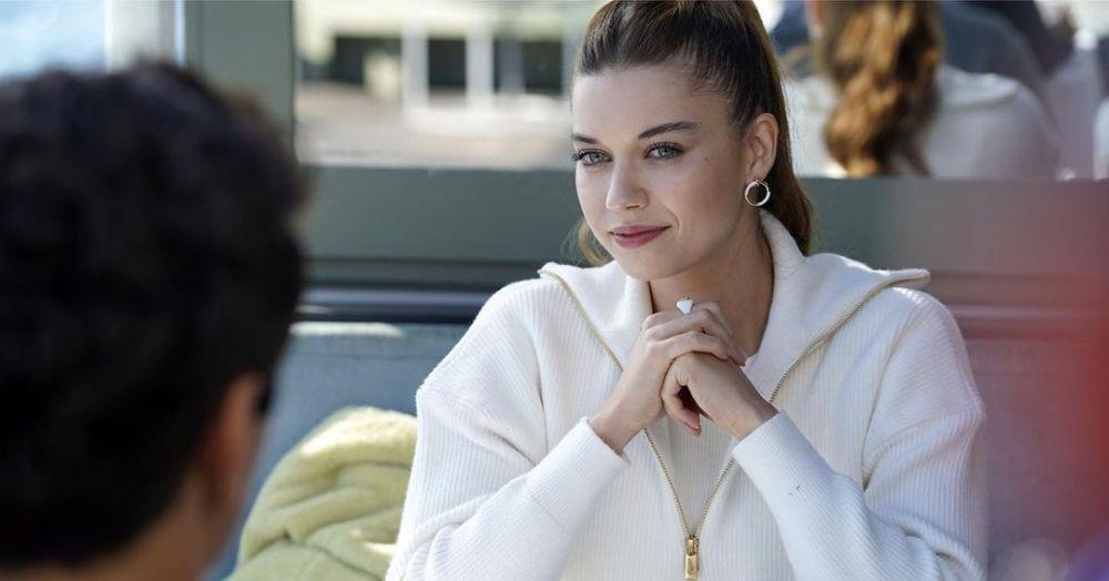 11 Potret Afra Saracoglu, Pemeran Seyran di Drama Turki Yali Capkini