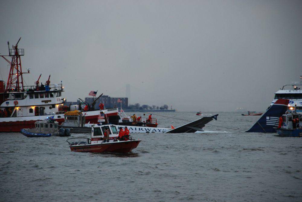 Pesawat US Airways yang terpaksa mendarat darurat di sungai Hudson karena menabrak burung (flickr.com/USACE NY)