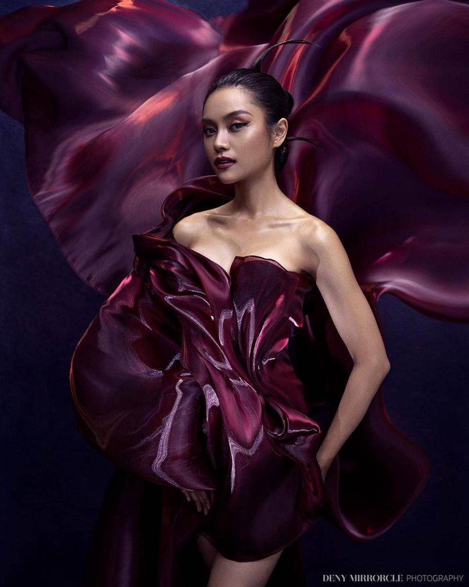 gaya makeup bold ala Farhana Nariswari (instagram.com/farhanariswari)