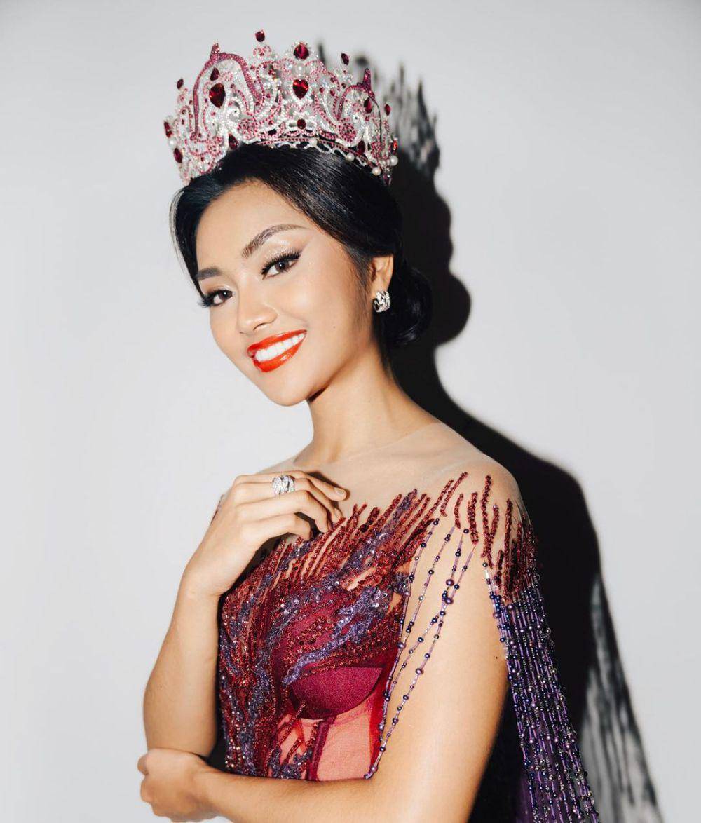 gaya makeup bold ala Farhana Nariswari (instagram.com/farhanariswari)
