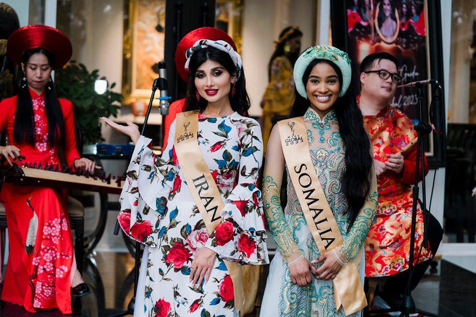 Potret Finalis Miss Global 2023 saat Kenakan Ao Dai (Facebook.com/Miss Global Organization)