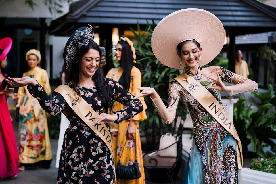 Potret Finalis Miss Global 2023 saat Kenakan Ao Dai (Facebook.com/Miss Global Organization)