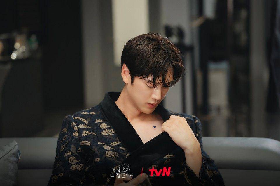 cuplikan Na In Woo di drakor Marry My Husband (dok. tvN/내 남편과 결혼해줘)