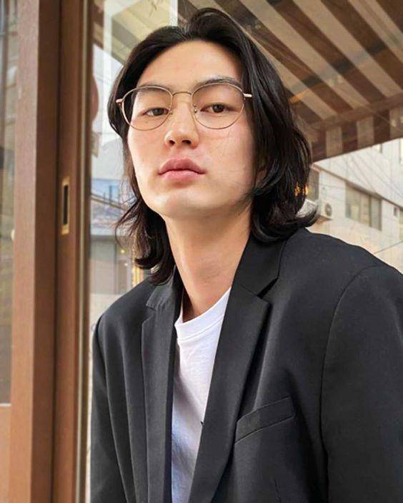 Model rambut pria panjang berponi (pinterest.com)