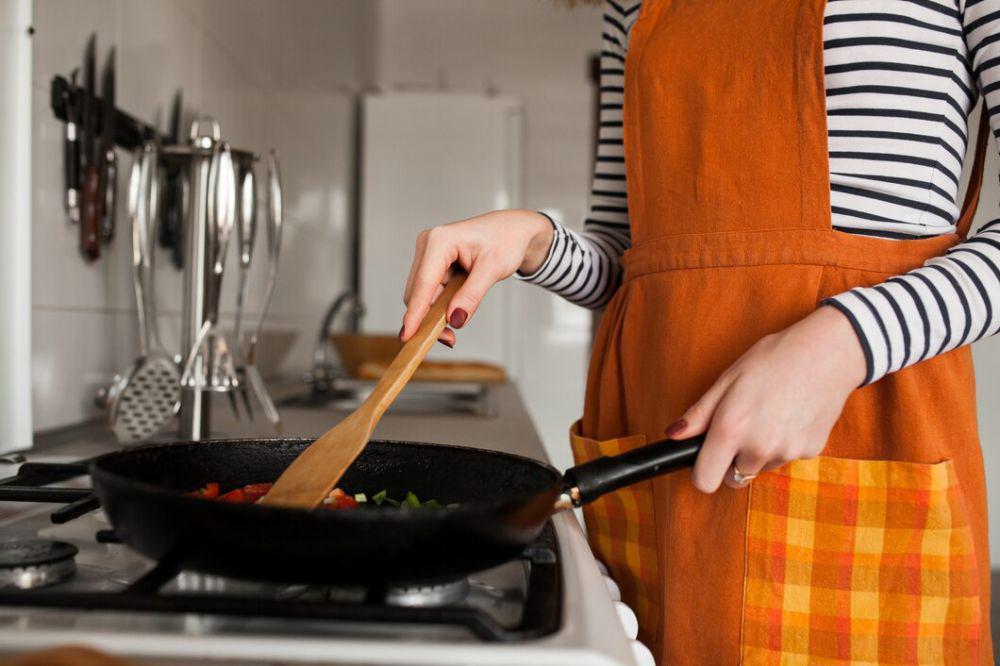 ilustrasi proses memasak (freepik.com/senivpetro)