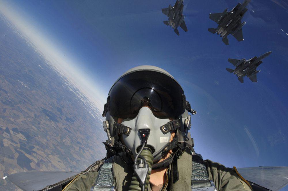 Selain Oksigen, Berikut 5 Alasan Pilot Pesawat Tempur Memakai Masker!