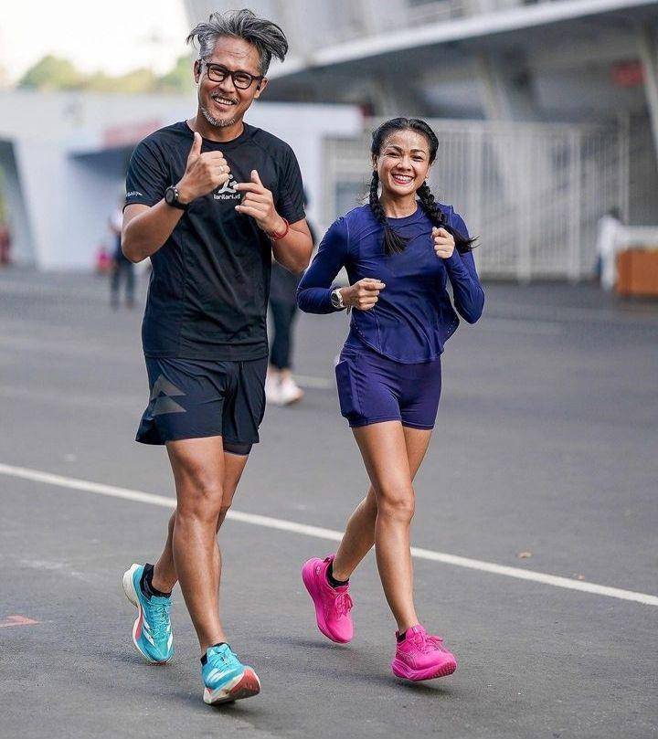 Nirina Zubir pas lari bareng suami di GBK (Instagram.com/nirina_zubir)