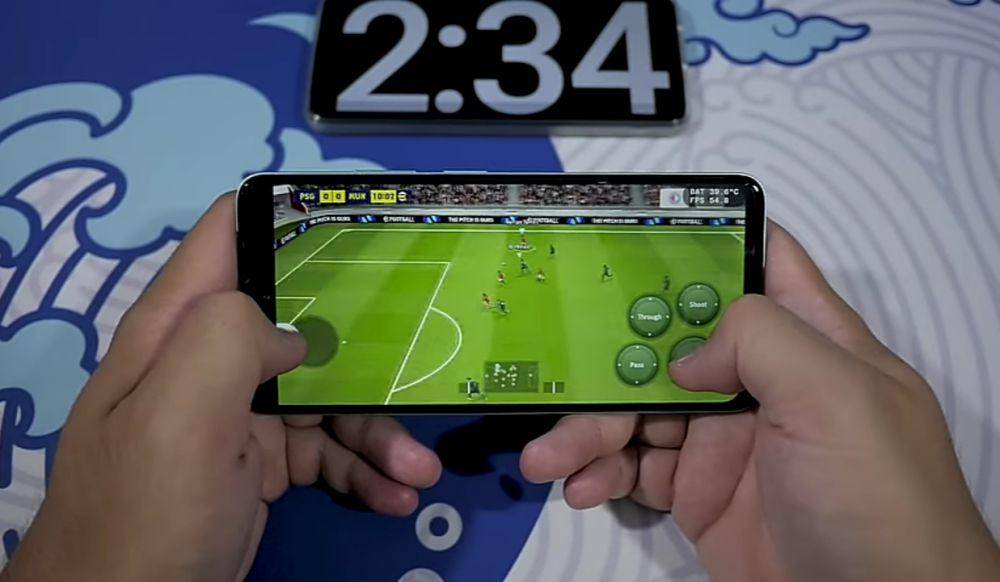 Infinix Smart 8 menjalankan EA Sports FC Mobile (youtube.com/TeddyKho)