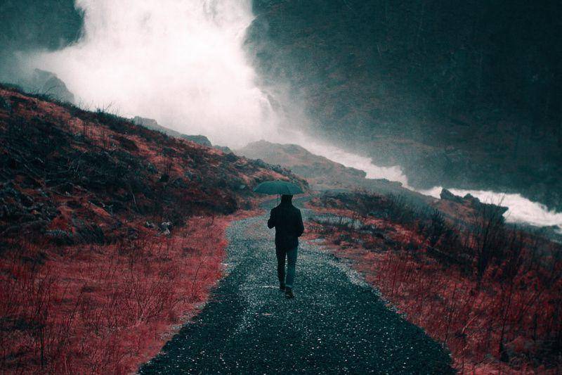 gambar seseorang yang berjalan saat hujan (unsplash.com/Nick Scheerbart)