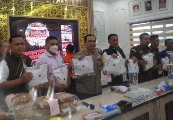 Pasutri Kurir Narkotika Asal Sumut Selundupkan Ekstasi ke Palembang