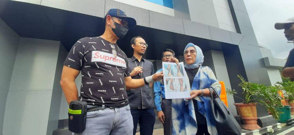 Warga Palembang didampingi kuasa hukumnya melaporkan dugaan malpraktik di salah satu RS Swasta di Palembang (Dok: istimewa)