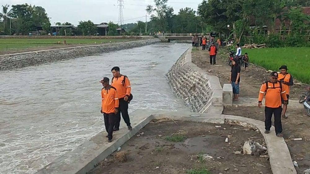 Tim gabungan dari BPBD, TNI, Polri dan masyrakat melakukan pencarian terhadap korban namun belum diketemukan. IDN Times/ Riyanto
