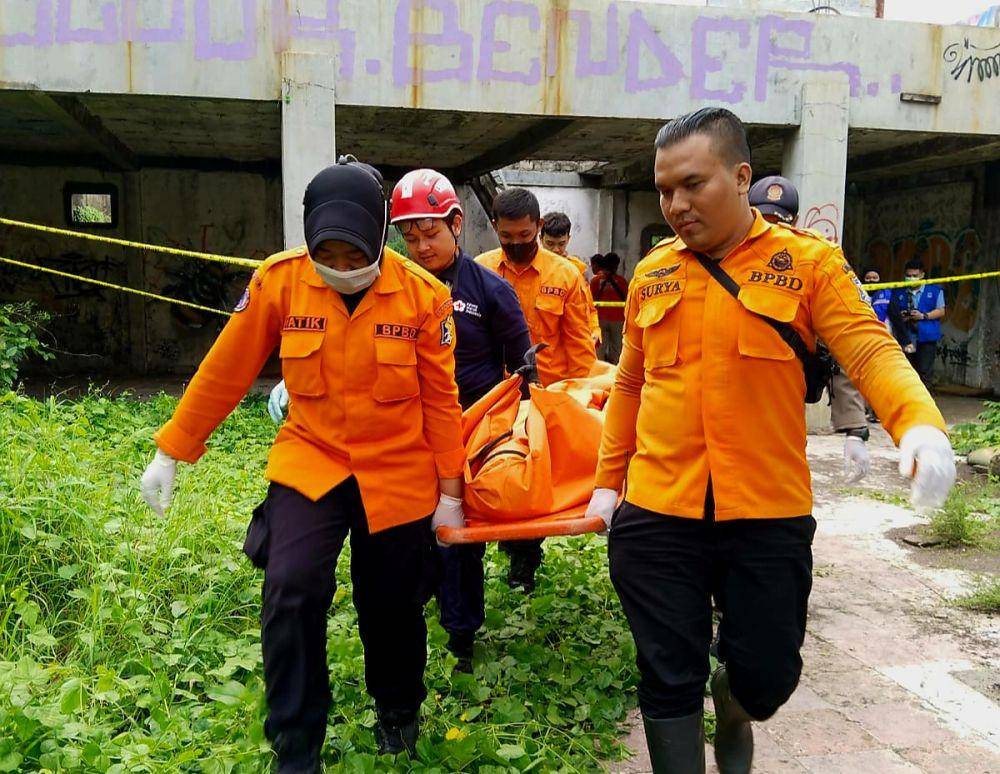 Petugas BPBD Surabaya saat mengevakuasi jenazah diduga bunuh diri. Dok. BPBD Surabaya.