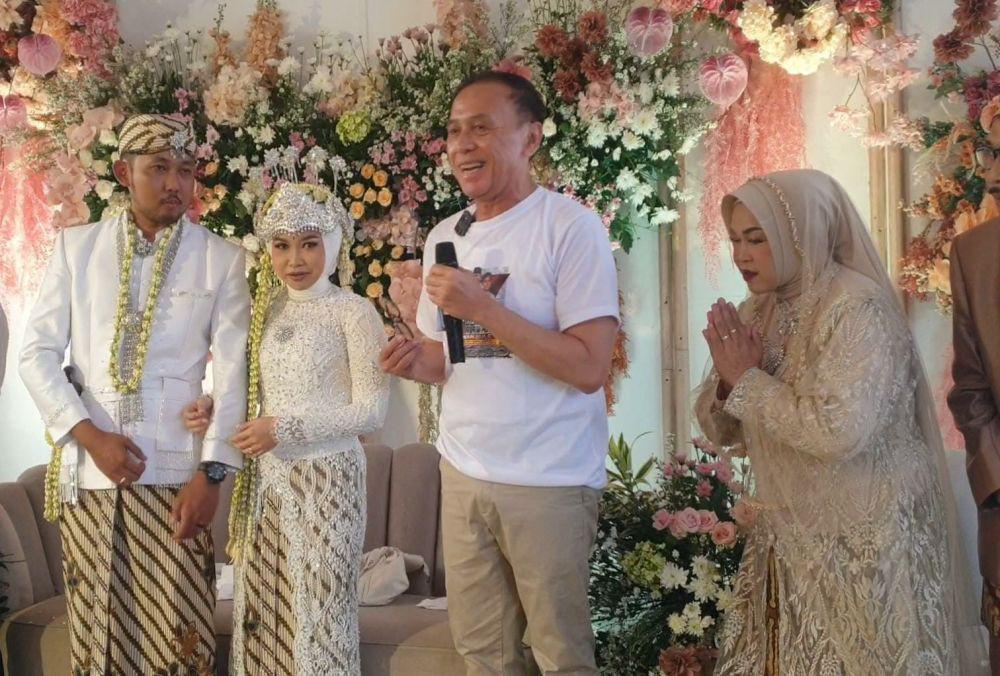 Beri Kejutan ke Relawan di Kuningan, Iwan Bule Diserbu Masyarakat