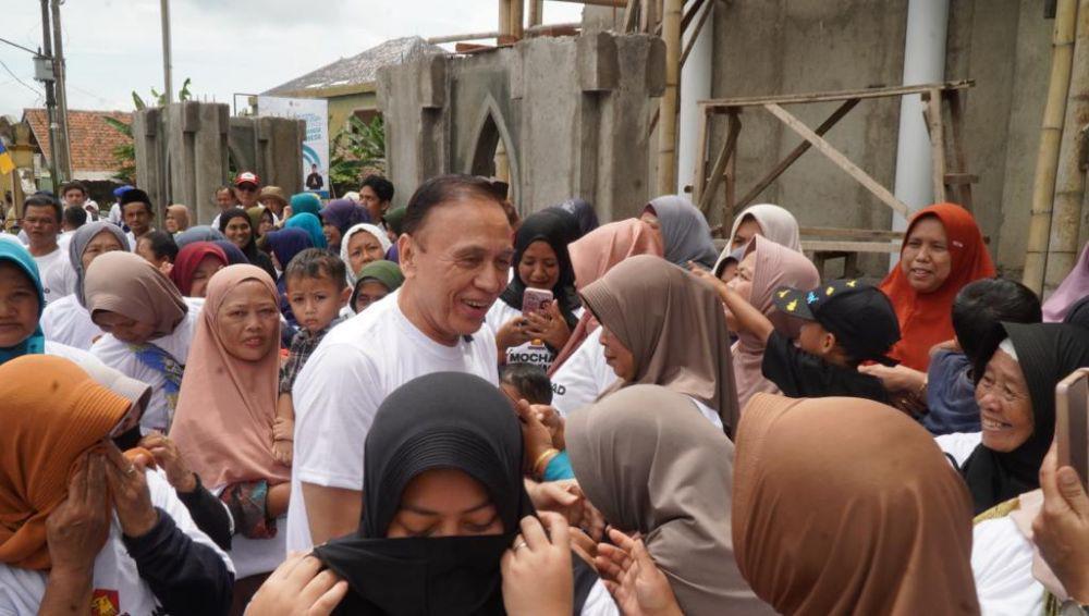 Pulang Kampung ke Kuningan, Iwan Bule Dikerumuni Warga