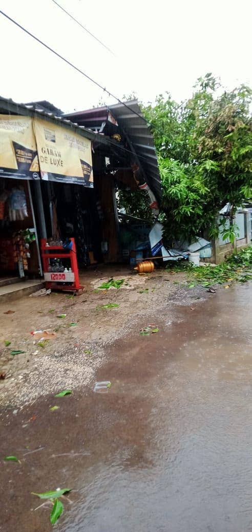 Istimewa/ pohon tumbang menimpa kios