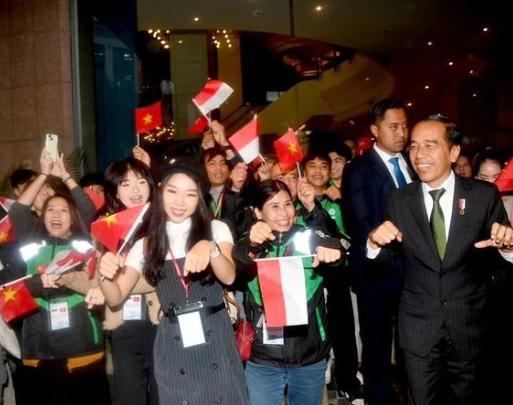 Semringah, Momen Jokowi Joget Ngegas Motor di Vietnam