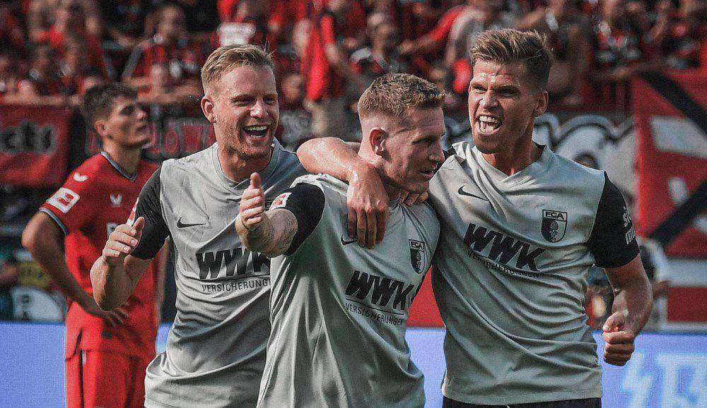 Para pemain FC Augsburg merayakan gol ke gawang Bayer Leverkusen pada pekan kedua Bundesliga 2022/2023. (twitter.com/FCAugsburg)