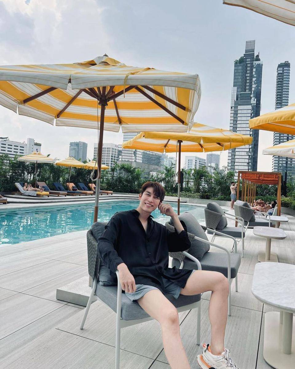 Outfit liburan ke pantai ala Mew Suppasit (instagram.com/mewsuppasit)