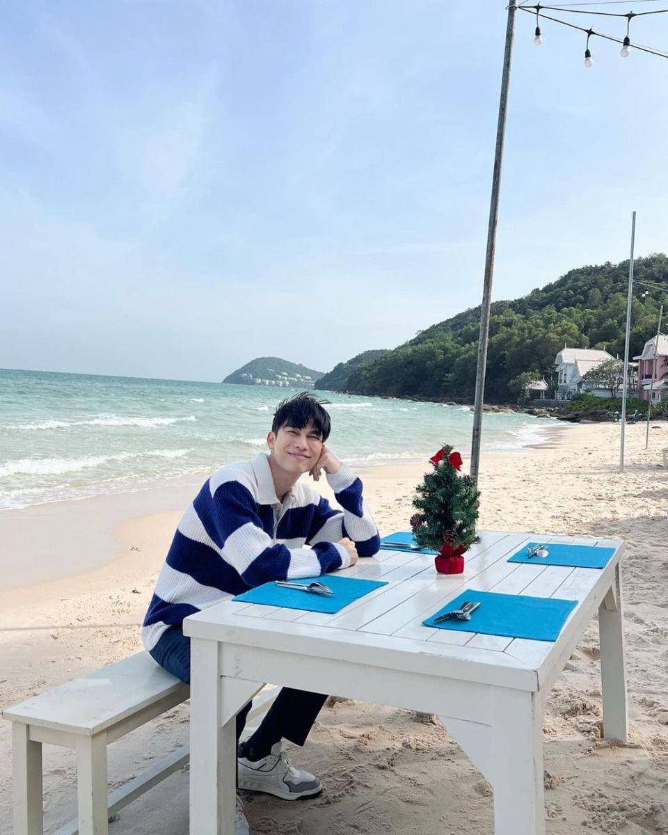 Outfit liburan ke pantai ala Mew Suppasit (instagram.com/mewsuppasit)