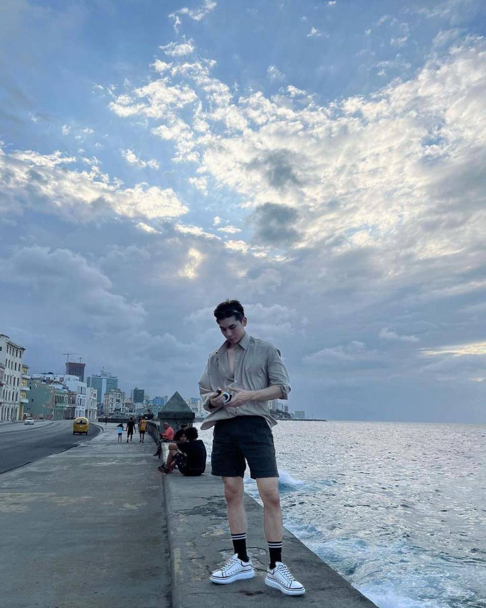 Outfit liburan ke pantai ala Mew Suppasit (instagram.com/mewsuppasit)