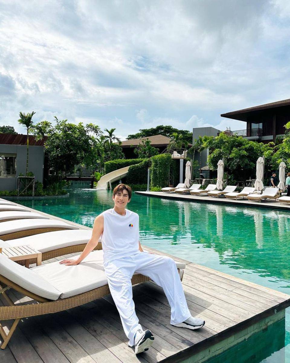 Outfit liburan ke pantai ala Mew Suppasit (instagram.com/mewsuppasit)