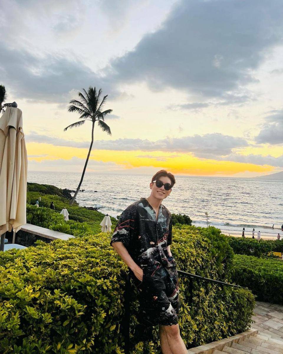 Outfit liburan ke pantai ala Mew Suppasit (instagram.com/mewsuppasit)