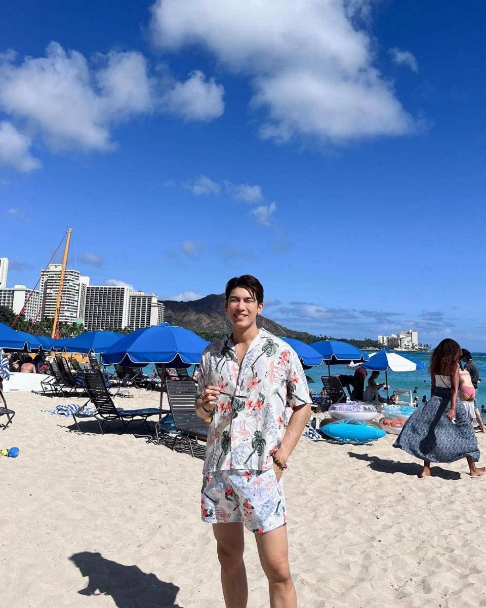 Outfit liburan ke pantai ala Mew Suppasit (instagram.com/mewsuppasit)