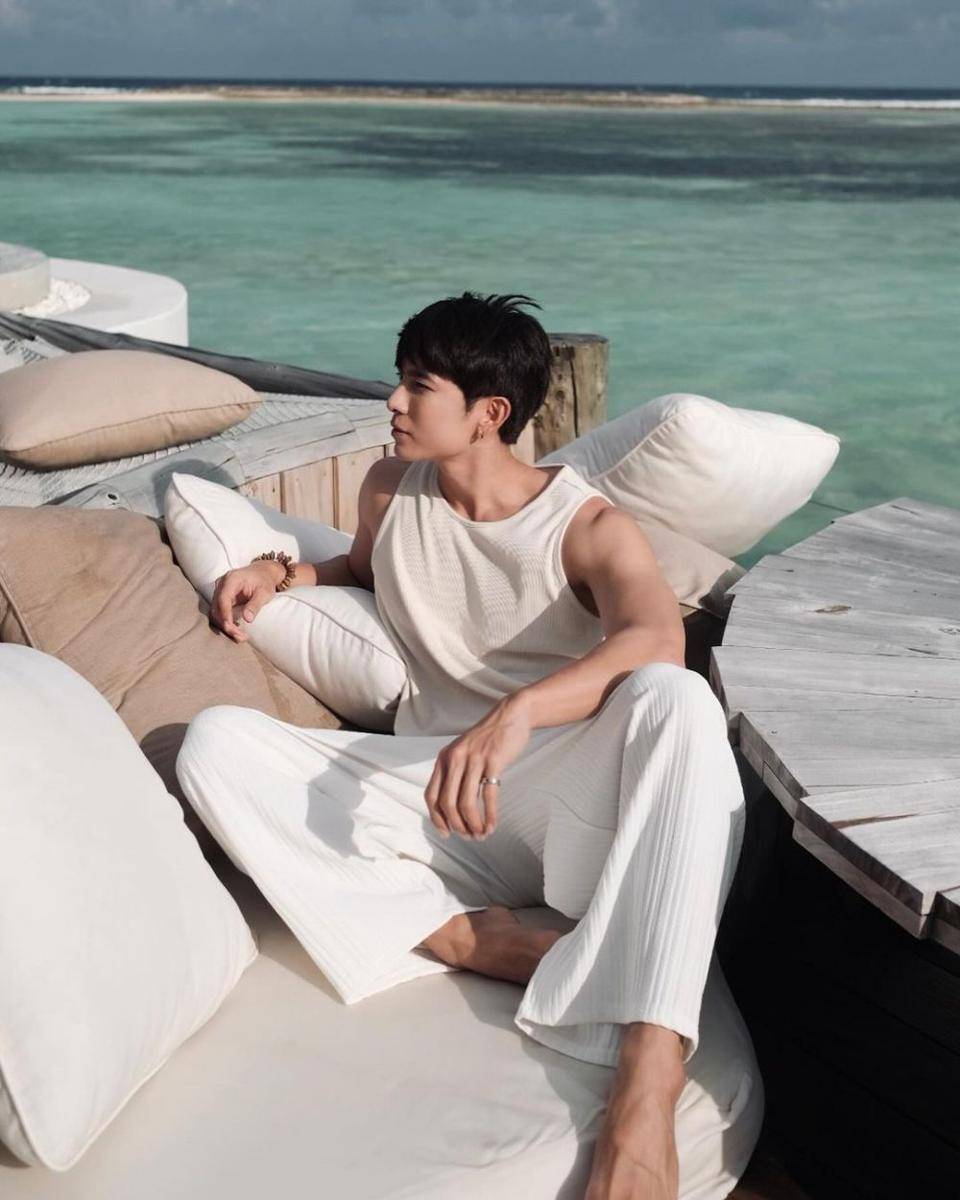 Outfit liburan ke pantai ala Mew Suppasit (instagram.com/mewsuppasit)