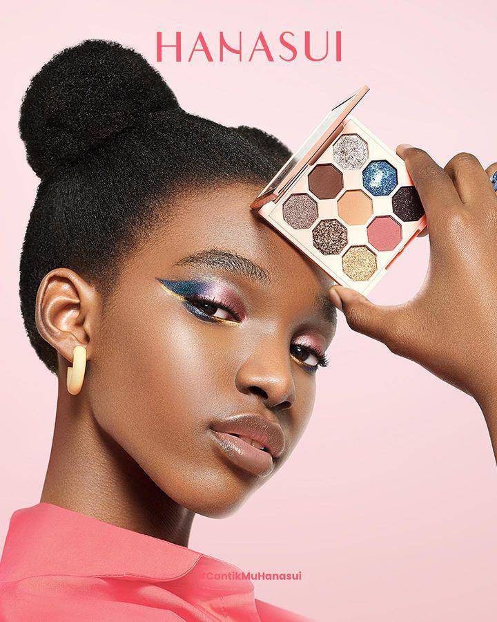 rekomendasi eyeshadow biru (instagram.com/officialhanasui)