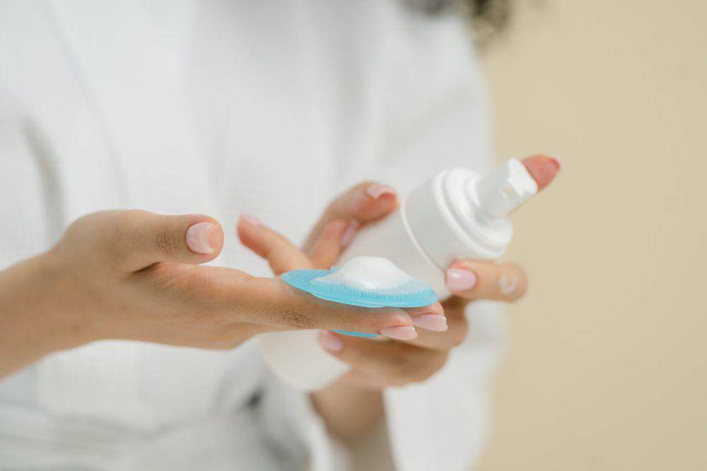 ilustrasi produk cleansing balm (pexels.com/SHVETS production)