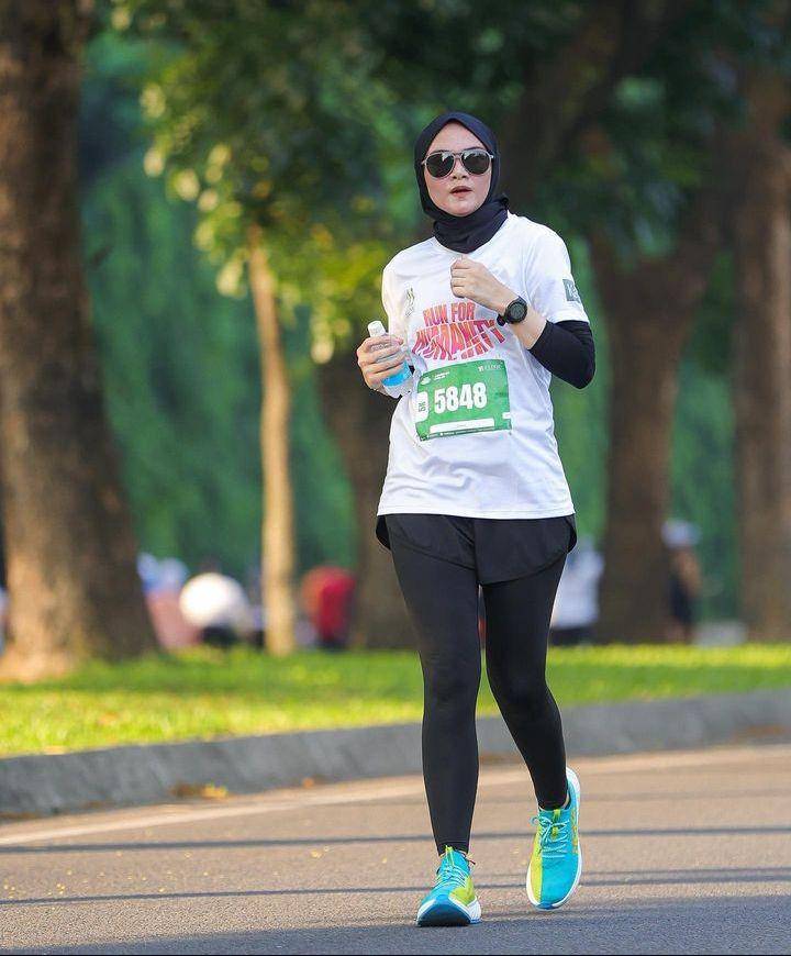 Zee Zee Shahab pas latihan lari (Instagram.com/zeezeeshahab)