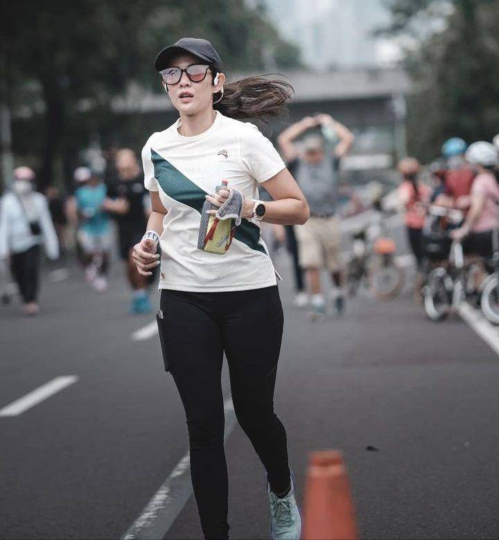 Dian Sastrowardoyo pas latihan lari (Instagram.com/therealdisastr)