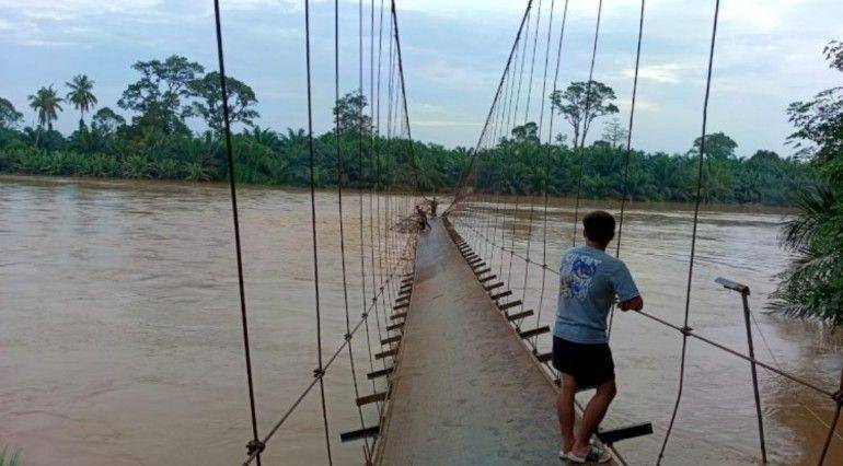 (Kondisi jembatan gantung yang putus akibat banjir di Muratara) IDN Times/istimewa
