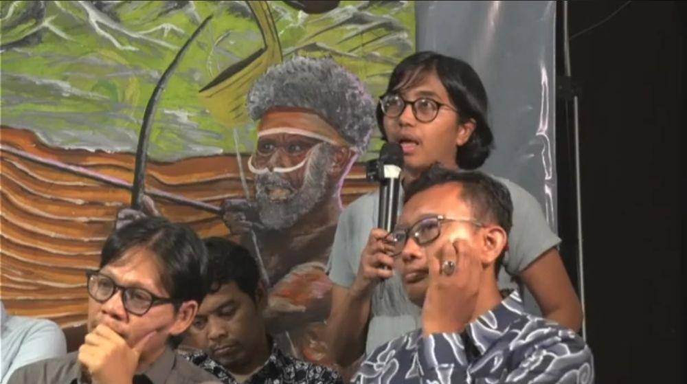 Kuasa hukum Haris Azhar dan Fatia Maulidiyani, Asfinawati ketika memberikan keterangan pers. (Tangkapan layar YouTube YLBHI)