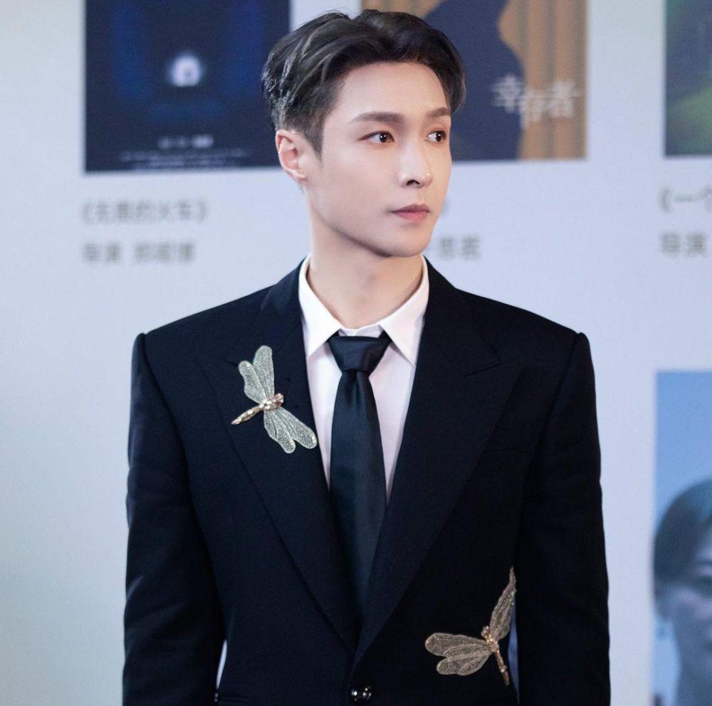 Lay EXO (instagram.com/layzhang)