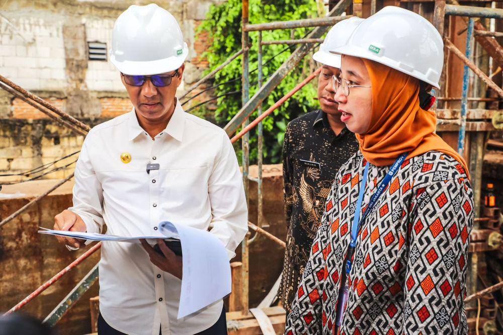 Pj. Gubernur Heru Tinjau Pembangunan Rumah Pompa Kemang. (dok. Humas Pemprov DKI Jakarta)