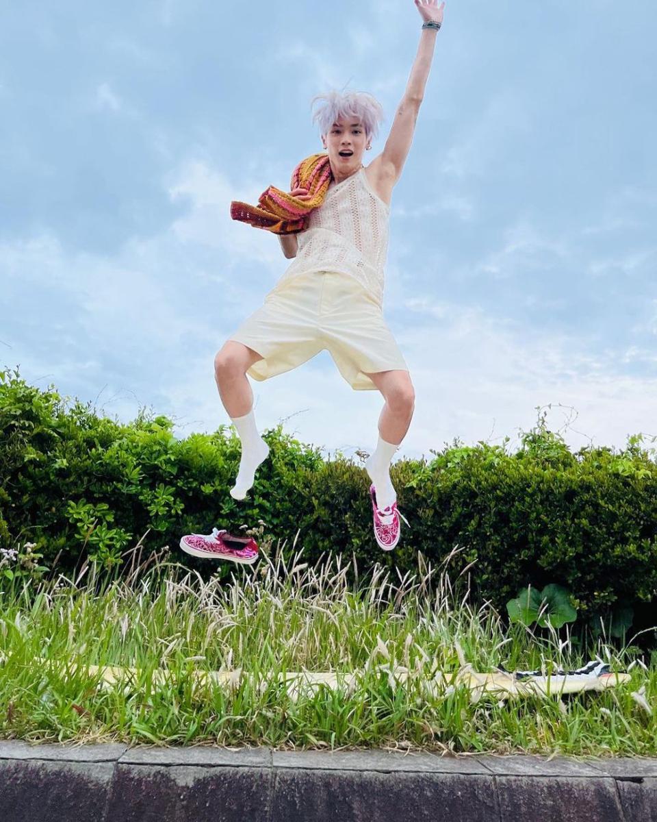 short pants ala Taeyong NCT (instagram.com/taeoxo_nct)