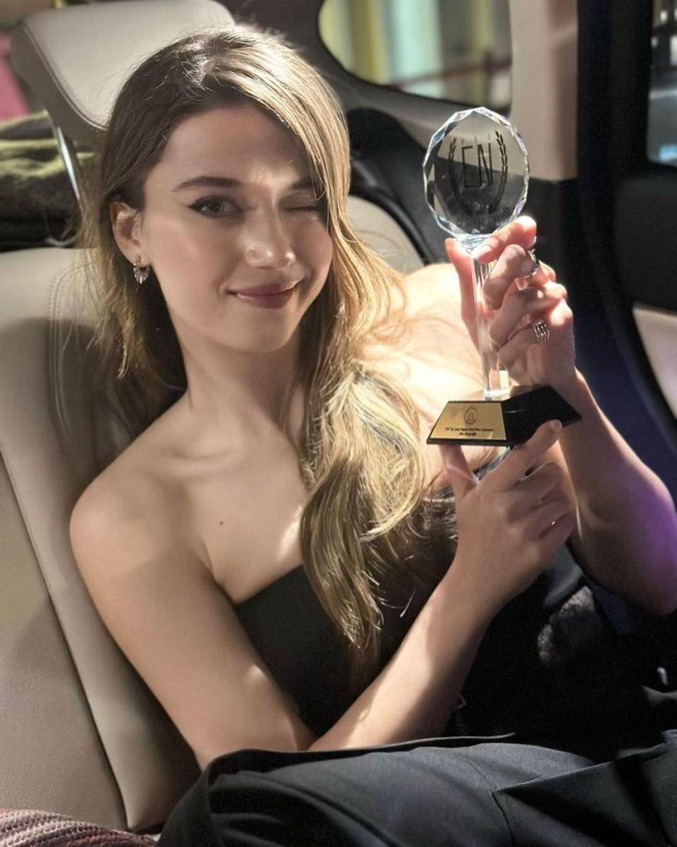 potret Afra Saracoglu (instagram.com/afrasaracoglu)