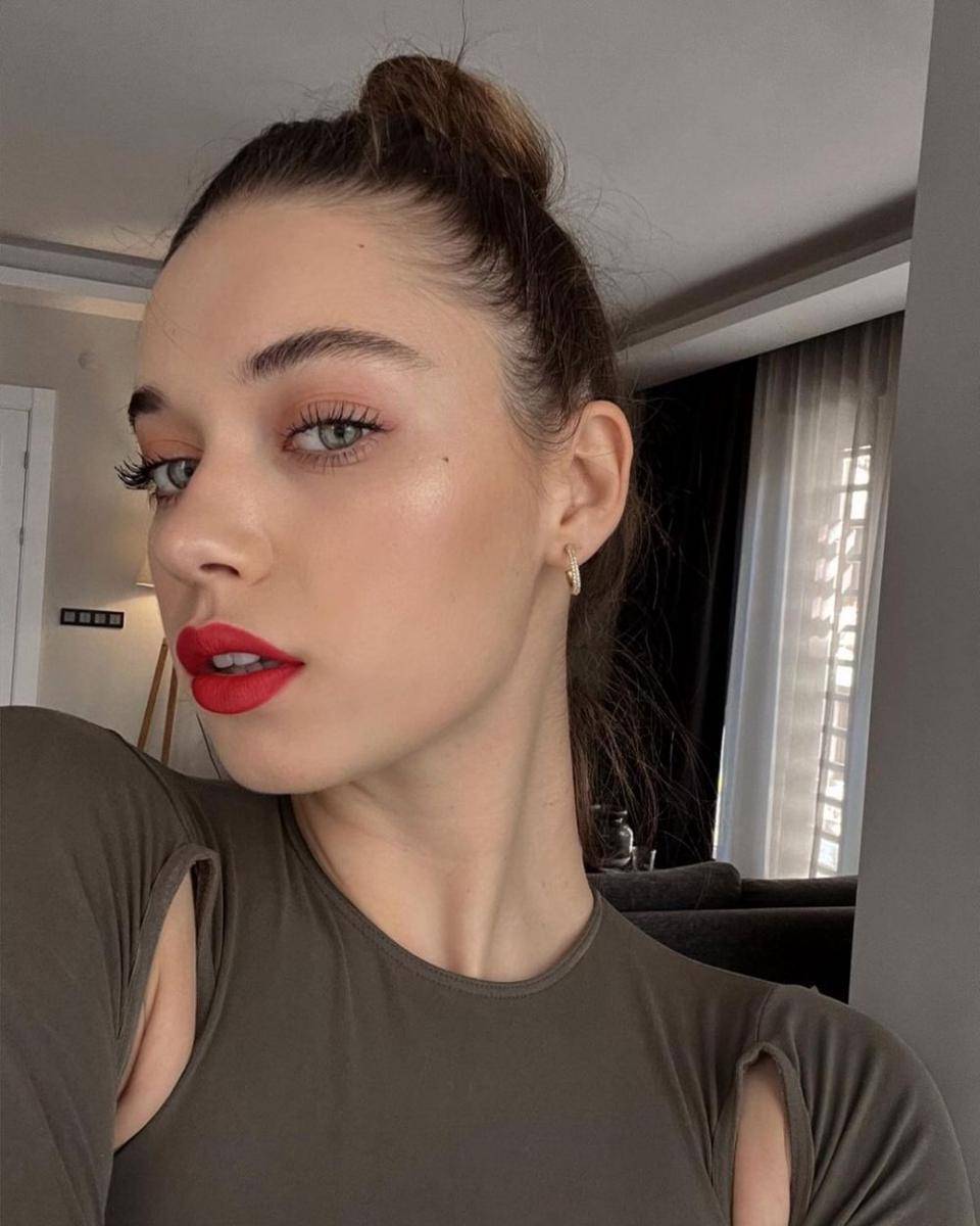 potret Afra Saracoglu (instagram.com/afrasaracoglu)
