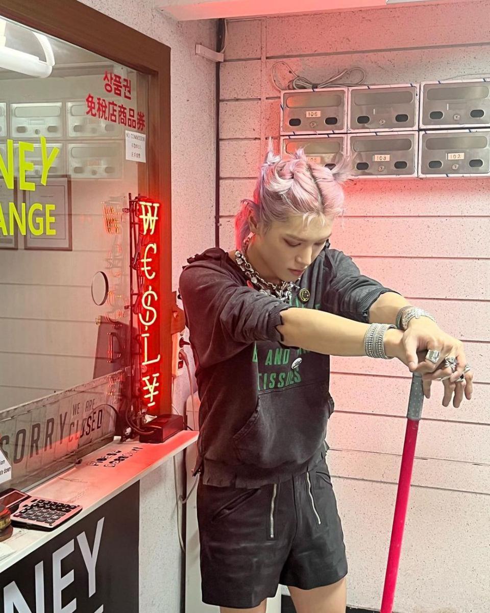 short pants ala Taeyong NCT (instagram.com/taeoxo_nct)
