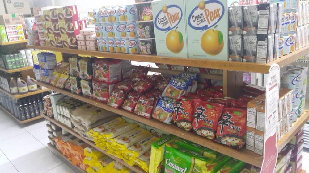 Stand aneka jajanan Korea di Korea Mart Surabaya.Instagram/koreamart_surabaya